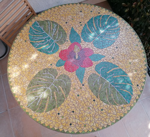 Table en mosaïque aux motifs fleuris en Emaux de Briare Harmonie